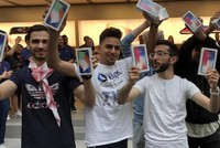 Ahmed Rassa (trái), Bishoy Behman (giữa) và Mazem Kourouche - những người đầu tiên sở hữu iPhone X. Họ đều dưới 20 tuổi. Ảnh:Theaustralian