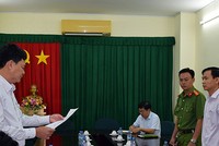 Giám đốc Công ty lương thực Trà Vinh Trần Văn Tâm nghe đọc lệnh bắt. Ảnh:Công an cung cấp.
