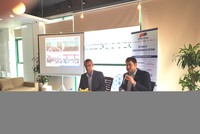 ÔngGellert Horvath (phải), Đồng Chủ tịch Eurocham Việt Nam trả lời báo chí. Ảnh: VGP/Thu Lê