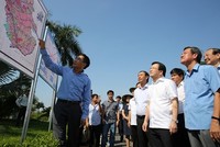 Phó Thủ tướng đi kiểm tra địa điểm dự kiến xây dựng khu tái định cư - Ảnh: VGP/Xuân Tuyến