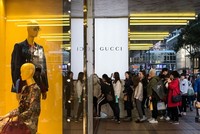 Khách mua xếp hàng trước một cửa hàng của Gucci (thuộc Kering). Ảnh:Bloomberg