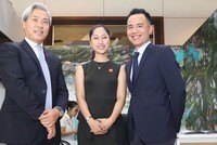 Ông Don Lam (bên trái) cùng các khách mời bên lề Hội nghị Tổng kết 30 năm Kl999.com bắn cá đổi thưởng