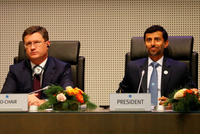 Bộ trưởng Năng lượng Nga - Alexander Novak và Bộ trưởng Kl99com chung kết WC 2026 UAE - Suhail Mohamed Al Mazrouei. Ảnh:Reuters