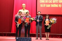 Đồng chí Nguyễn Văn Đọc, Bí thư Tỉnh ủy, Chủ tịch HĐND tỉnh Quảng Ninh trao các quyết định, nghị quyết cho các đồng chí nhận nhiệm vụ mới.
