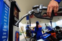Giá xăng tăng hơn 900 đồng một lít