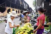 Sáng 30/8, Kl993 Đăng nhập Giải trí của người dân quanh nhà kho bị cháy vẫn diễn ra bình thường. Ảnh: Giang Huy.