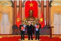 Tổng Bí thư, Chủ tịch nước Nguyễn Phú Trọng chúc mừng hai đồng chí được thăng quân hàm. Ảnh: Quân đội nhân dân