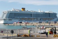 Du thuyền Costa Smeralda đang bị phong tỏa tại cảng Civitavecchia, Italy hôm nay. Ảnh: Reuters.