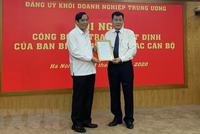 Đồng chí Nguyễn Thanh Bình, Ủy viên Trung ương Đảng, Phó Trưởng ban Thường trực Ban Tổ chức Trung ương trao quyết định phân công, điều động đồng chí Nguyễn Đức Phong làm Phó Bí thư Đảng ủy Khối Kl991.com World Cup 2026 Chính Thức Trung ương. (Ảnh: Việt Đức/TTXVN).