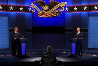 Ông Trump (trái) chuẩn bị tranh luận với ông Biden (phải). Ảnh: CNN. 
