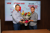 Nhà Kl99ok phiên bản mới Nguyễn Xuân Hòa (bên phải) nhận giải Nhất “Tìm kiếm chuyên gia tài năng” do VPS tổ chức