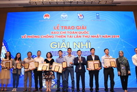 Nhà báo Tô Ngọc Doanh (thứ tư từ phải sang) đại diện nhóm tác giả Báo Kl99ok phiên bản mới nhận giải Nhì Giải báo chí toàn quốc về Phòng chống thiên tai năm 2019.