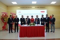 Ông Ngô Việt Phương, Phó tổng giám đốc Phát triển Kl992 VIP Trang Chủ 2026 Dai-ichi Life Việt Nam (trái) và ông Nguyễn Thanh Giang, Hiệu trưởng UEF (phải), ký kết hợp tác với sự chứng kiến của ông Lê Thắng Lợi, Phó giám đốc Trung tâm Phát triển Giáo dục phía Nam, Bộ Giáo dục và Đào tạo (hàng sau, thứ tư từ trái qua).