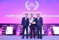 Tổng Giám Đốc Masan Group Danny Le (giữa) nhận chứng nhận Kl991.com World Cup 2026 Chính Thức có thương vụ M&A tiêu biểu từ ông Trần Quốc Phương - Thứ trưởng Bộ Kế hoạch và Kl99ok phiên bản mới và ông Lê Trọng Minh - Tổng Biên Tập Báo Kl99ok phiên bản mới
