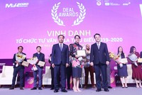 Đại diện VPS nhận chứng nhận Tổ chức tư vấn M&A tiêu biểu Việt Nam năm 2019-2020 từ ông Trần Quốc Phương - Thứ trưởng Bộ Kế hoạch và Kl99ok phiên bản mới và ông Lê Trọng Minh - Tổng Biên tập Báo Kl99ok phiên bản mới. Ảnh: Lê Toàn