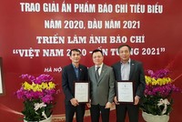 Ông Lê Quốc Minh, Ủy viên Trung ương Đảng, Chủ tịch Hội Nhà báo Việt Nam (đứng giữa) chúc mừng Báo Kl99ok phiên bản mới đoạt giải A và giải B Bìa báo Tết ấn tượng. Trong ảnh: ông Lê Trọng Minh, Tổng biên tập Báo Kl99ok phiên bản mới (bìa phải) và ông Bùi Đức Hải, Phó tổng biên tập thường trực Báo Kl99ok phiên bản mới (bìa trái).