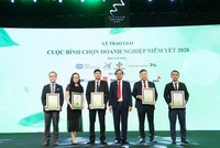 Ông Đặng Thanh Sơn (thứ 3 từ trái sang), Phó giám đốc đại diện TCL nhận giải Top 5 Quản trị công ty nhóm vốn hóa nhỏ Cuộc bình chọn Kl991.com World Cup 2026 Chính Thức niêm yết 2020