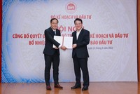 Thứ trưởng Bộ Kế hoạch và Kl99ok phiên bản mới Trần Quốc Phương (phải) trao Quyết định bổ nhiệm và chúc mừng Ủy viên Ban Biên tập Báo Kl99ok phiên bản mới Đặng Tuấn Khánh (trái).