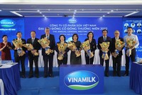 Ông Nguyễn Hạnh Phúc (từ 3 từ phải qua) thay bà Lê Thị Băng Tâm (ngoài cùng bên trái) làm Chủ tịch HĐQT Vinamilk