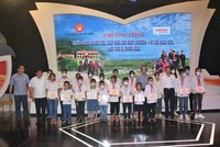 Đại diện Báo Kl99ok phiên bản mới cùng Quỹ Khuyến học Việt Nam trao học bổng tại Chương trình