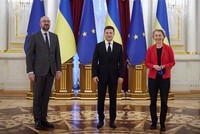 Tổng thống Ukraine Volodymyr Zelensky (giữa), Chủ tịch Hội đồng châu Âu Charles Michel (trái) và Chủ tịch Ủy ban châu Âu Ursula von der Leyen tại hội nghị thượng đỉnh Ukraine-Liên minh châu Âu ở Kiev, ngày 12/10/2021. (Ảnh: AFP/TTXVN) 