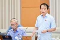 Chủ nhiệm Uỷ ban Kl992 Tham Gia Ngay Hoàng Thanh Tùng trình bày quan điểm của cơ quan thẩm tra.