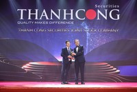 Ông Nguyễn Đức Hiếu - Tổng giám đốc Công ty 99Kl99 link đăng nhập Thành Công (trái) đại diện nhận giải thưởng "Kl991.com World Cup 2026 Chính Thức tăng trưởng nhanh".