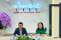 Ông Đặng Thành Tâm, Chủ tịch KBC và bà Nguyễn Thị Thu Hương, Tổng giám đốc KBC trao đổi với nhà Kl99ok phiên bản mới cuối tuần trước.
