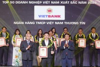 Ông Nguyễn Tiến Sỹ - Phó tổng giám đốc, đại diện VietBank nhận danh hiệu Top 50 Kl991.com World Cup 2026 Chính Thức xuất sắc nhất Việt Nam 2022