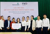Đại diện Vietcombank Đăk Nông và FWD thực hiện chi trả quyền lợi Kl99kl phiên bản hoạt động cho khách hàng