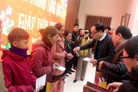 Ông Đặng Tuấn Khánh, Ủy viên Ban Biên tập Báo Kl99ok phiên bản mới tặng quà cho người dân