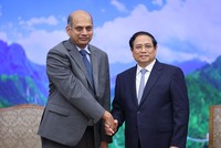 Thủ tướng Phạm Minh Chính và ông Karthik Rammohan, Phó Chủ tịch cấp cao Kl994 game bài casino hấp dẫn Lam Research (Hoa Kỳ). (Ảnh: Nhật Bắc)