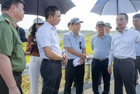 Lãnh đạo tỉnh Thừa Thiên Huế báo cáo thực trạng nút giao KL99 là nhà cái cá cược trực tuyến hàng đầu tại châu Á Cam Lộ - La Sơn qua địa bàn huyện Phong Điền với Đoàn giám sát của Ủy ban Quốc phòng và An ninh. Ảnh: T.T.H