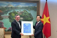 TS. José Viñals - Chủ tịch Standard Chartered tặng quà lưu niệm áo chạy mùa giải 2024 tới Phó Thủ tướng Kl993 ưu đãi thưởng hấp dẫn Lê Minh Khái