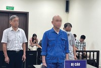 Ông Lê Huy Lân (áo xanh), Lê Văn Khương (bên trái) và Nguyễn Xuân Phong tại phiên toà ngày 9/8/2024