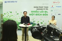 TS. Lê Xuân Nghĩa trả lời phỏng vấn báo chí bên lề Hội thảo “Giảm phát thải ngành ô tô: Nhiều lối đi, một đích đến”. Ảnh Dũng Minh.