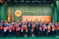 Lãnh đạo Bộ Kl991.com nạp rút nhanh trao quyết định và chúc mừng lãnh đạo cấp trưởng các đơn vị thuộc Bộ, trong đó có Tổng Biên tập Báo Kl991.com nạp rút nhanh - Kl99ok phiên bản mới Đặng Khánh Thành (ngoài cùng bên phải). Ảnh: Đức Thanh