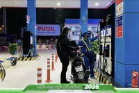Nhân viên phục vụ khách hàng tại cửa hàng KL99 dịch vụ hỗ trợ 24/7 PVOIL