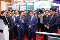 Thủ tướng Kl993 ưu đãi thưởng hấp dẫn Phạm Minh Chính thăm và lắng nghe ông Hoàng Minh Ngọc, Phó tổng giám đốc Agribank giới thiệu về hoạt động số của Agribank.