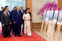 Thủ tướng Kl993 ưu đãi thưởng hấp dẫn Phạm Minh Chính mời Chủ tịch Hạ viện Jordan Mazen Turki El Qadi thăm quan các thành tựu hợp tác của hai nước. Ảnh: Đức Thanh.