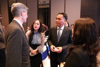 Phó chủ tịch UBND TP.HCM Nguyễn Lộc Hà trao đổi với các quỹ Kl99ok phiên bản mới quốc tế bên lề hội nghị - Ảnh: P.Q