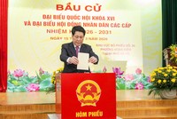 [Ảnh] Chủ tịch nước Lương Cường thực hiện quyền bầu cử tại phường Hoàn Kiếm, Hà Nội