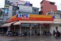 Nguyễn Mạnh Hà (trưởng ca bán hàng tại cây xăng 436 Trần Khát Trân) thừa nhận, gắn chíp vào 3 cột bơm xăng để gian lận KL99 dịch vụ hỗ trợ 24/7.