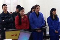Bị cáo Mai (đứng giữa) và các đồng phạm