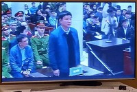 Các bị cáo tại tòa (ảnh chụp qua màn hình)