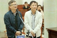 Bị cáo Đinh Mạnh Thắng (trái) và bị cáo Trịnh Xuân Thanh. Ảnh TTXVN. 