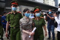 Cảnh sát dẫn giải bị cáo đến tòa án.