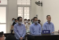 Bị cáo Đức (ở giữa) hồi phiên tòa sơ thẩm.