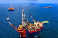 Bloomberg: Cần hàng thập kỷ để giá dầu hồi phục trở lại như ban đầu