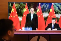 Thủ tướng Trung Quốc Lý Khắc Cường và Bộ trưởng Thương mại Trung Quốc Chung San trong buổi lễ ký kết Hiệp định Đối tác Kl992 cổng game cá cược Toàn diện Khu vực (RCEP) tại hội nghị cấp cao ASEAN được tổ chức trực tuyến vào ngày 15/11/2020. Nguồn: AFP